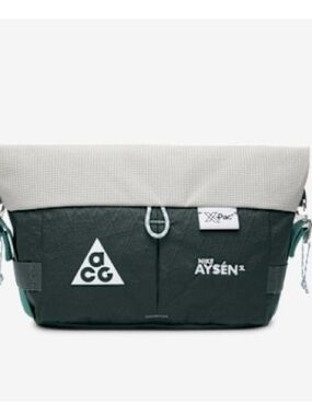 Nike ACG Aysén 3L Messenger Bag - Green & Light Gray